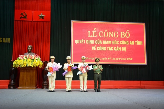 Thiếu tướng Nguyễn Đức Dũng- Giám đốc Công an tỉnh Quảng Nam trao quyết định điều động 3 lãnh đạo đơn vị, địa phương.