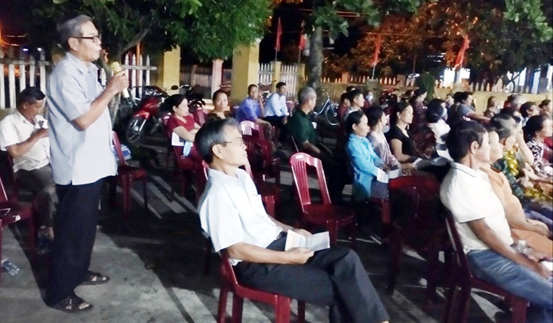 Trung tá Võ Hữu Kiên- Trưởng CAX Hòa Phong tiếp thu ý kiến nhân dân đóng góp.