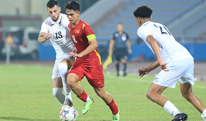 Được bổ sung những cầu thủ chất lượng, U20 Việt Nam (giữa) đã có chiến thắng trước U20 Palestine.