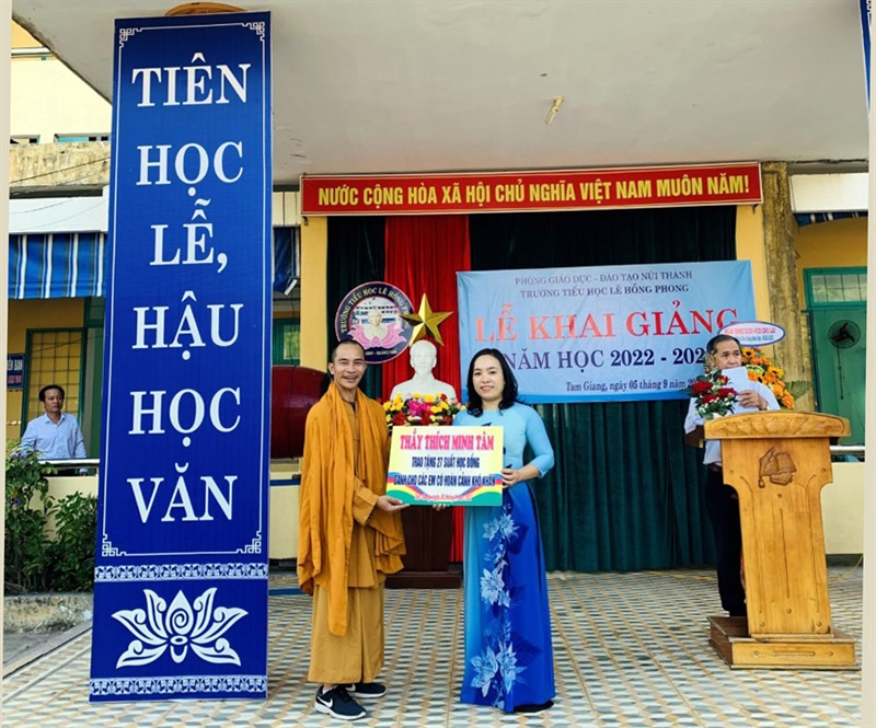 Nhà sư Thích Minh Tâm trao tặng tiền hỗ trợ cho HS có hoàn cảnh khó khăn tại trường TH Lê Hồng Phong.