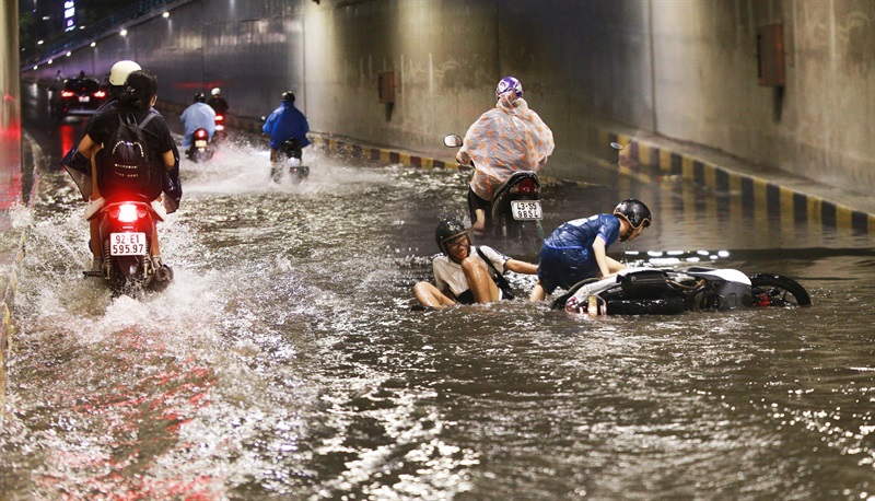 Hầm chui Điện Biên Phủ bị ngập nước gây nguy hiểm, cản trở giao thông.