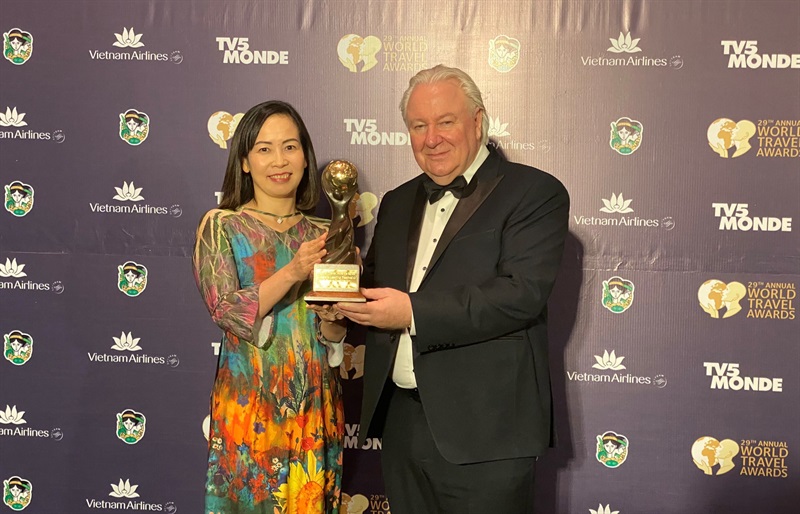 Bà Trương Thị Hồng Hạnh, Giám đốc Sở Du lịch Đà Nẵng nhận giải thưởng tại lễ trao giải tối 7-9