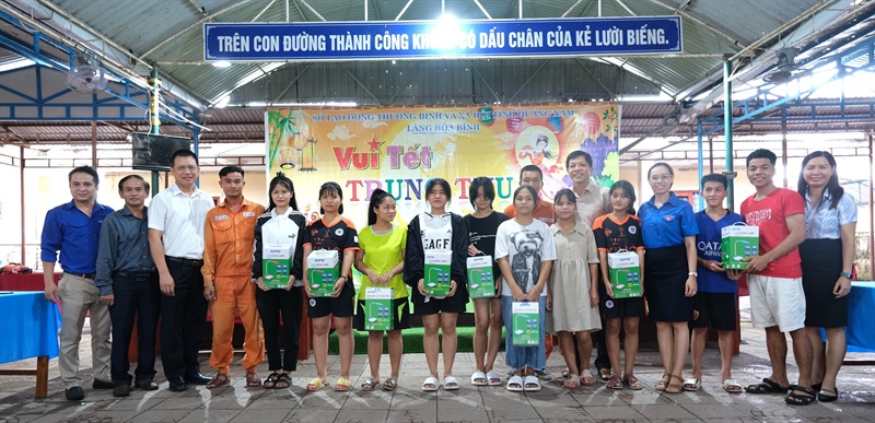 Lãnh đạo Công ty Điện lực Quảng Nam trao đèn học cho các em ở Làng Hòa Bình.