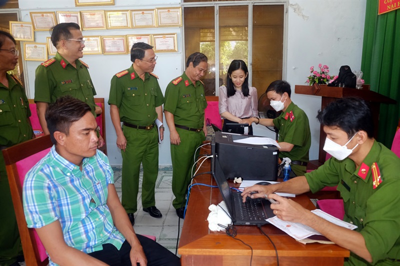 Đại tá Phan Văn Dũng thăm và kiểm tra việc đăng ký cấp CCCD tại CAP Nại Hiên Đông.