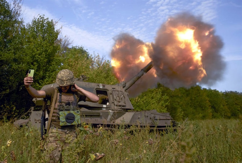 Ukraine khai hỏa hệ thống pháo binh ở Donetsk ngày 3-9. Ảnh: AP