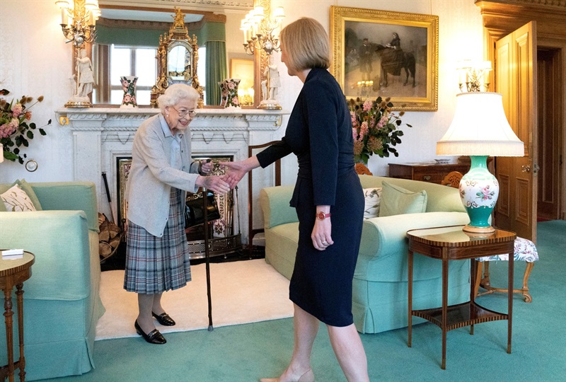 Nữ hoàng Elizabeth II tiếp kiến Tân thủ tướng Anh Liz Truss hôm 6-9 tại Lâu đài Balmoral.
Ảnh: Reuters