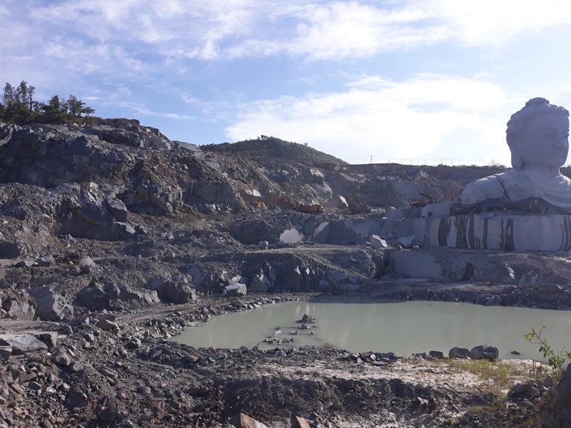 Hoạt động múc, chở đá vẫn diễn ra đầu tháng 9-2022 tại mỏ đá Đà Sơn B dù thời hạn khai thác đã hết từ 31-12- 2020.