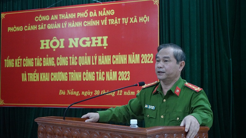 Lãnh đạo Phòng Cảnh sát QLHC về TTXH trao các danh hiệu thi đua trong năm.