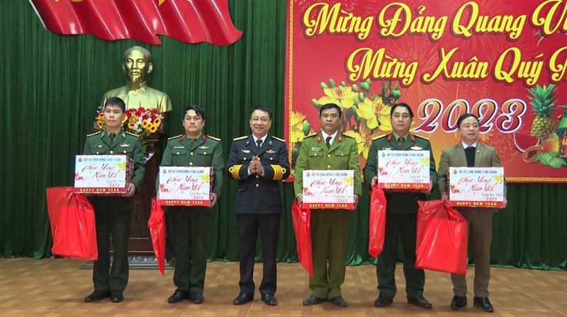 Đại tá Nguyễn Quốc Quảng - Phó Tư lệnh Vùng 3 Hải quân tặng quà cho lãnh đạo, các lực lượng quân đội, công an tại đảo Cồn Cỏ nhân dịp Tết Nguyên đán 2023.