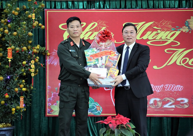 Chủ tịch UBND tỉnh Lê Trí Thanh đến thăm, chúc Tết cán bộ, chiến sĩ Trung đoàn Cảnh sát cơ động Trung Bộ.