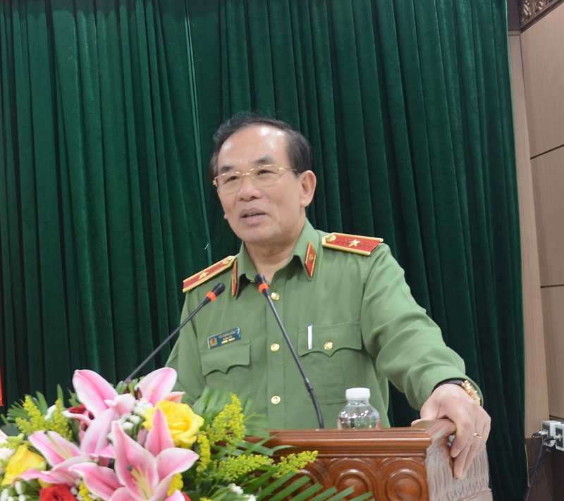Đại tá Nguyễn Văn Tăng - Phó giám đốc CATP trao tặng danh hiệu chiến sĩ thi đua cơ sở cho các cá nhân