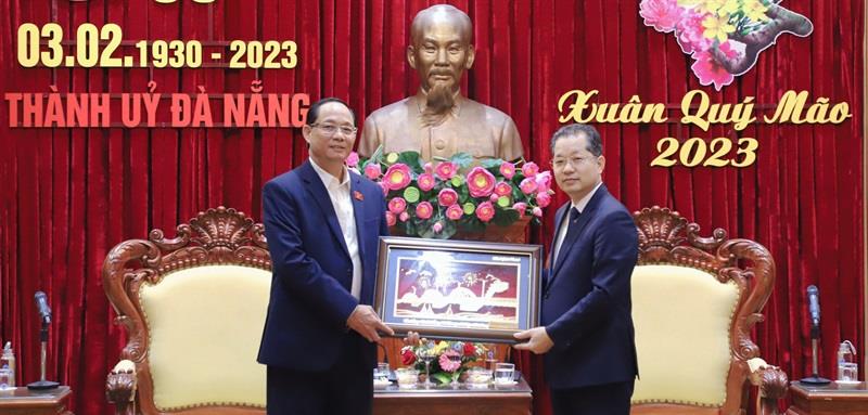 Phó Chủ tịch Quốc hội Trần Quang Phương (thứ 7, bên trái sang) tặng quà chúc Tết lực lượng vũ trang Quân khu 5.