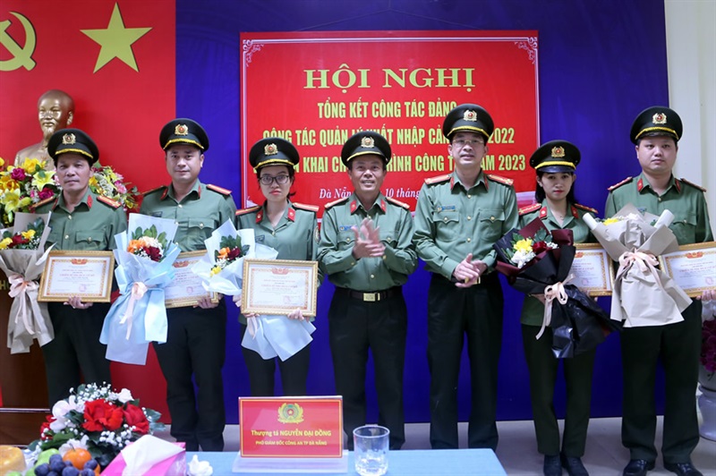 Thượng tá Nguyễn Đại Đồng trao danh hiệu "Chiến sĩ thi đua cơ sở" của Giám đốc Công an TP Đà Nẵng cho 5 cá nhân thuộc phòng Quản lý xuất nhập cảnh.