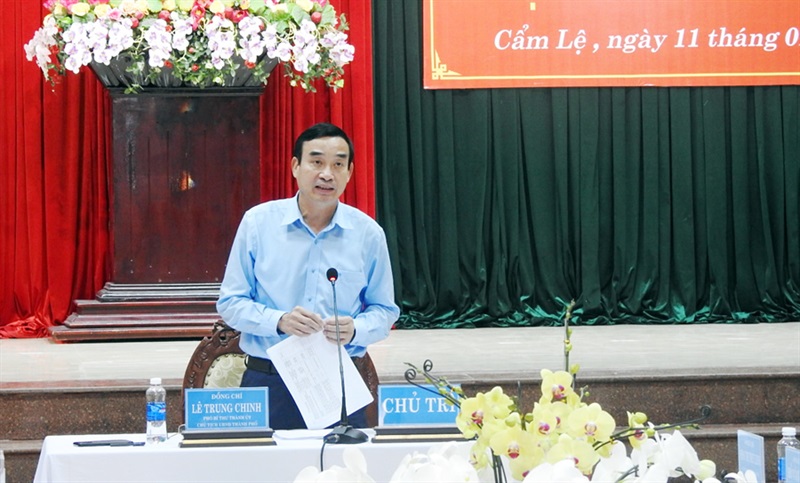 Chủ tịch UBND thành phố Lê Trung Chinh phát biểu tại buổi làm việc.