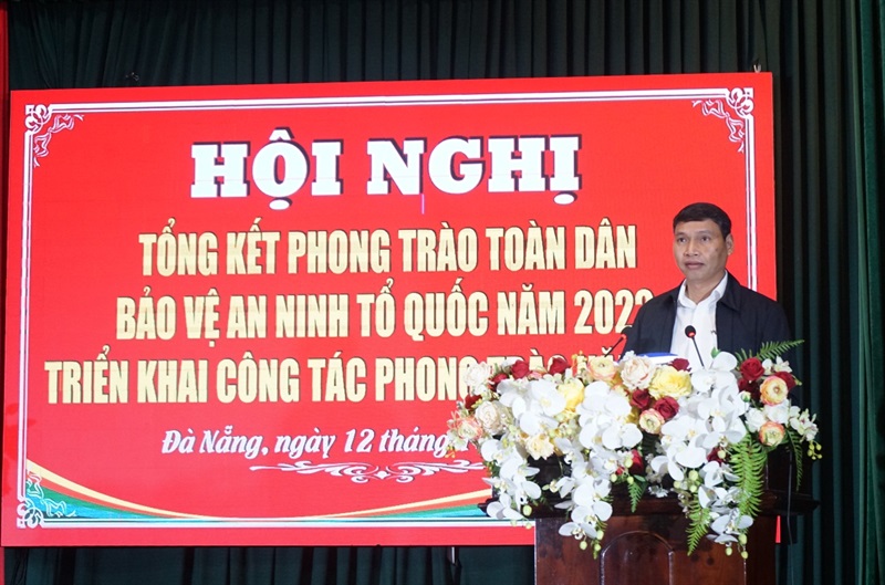 Phó Chủ tịch UBND TP Đà Nẵng Hồ Kỳ Minh tặng Bằng khen của Chủ tịch UBND TP cho các tập thể, cá nhân có thành tích xuất sắc trong phong trào TDBVANTQ năm 2022.