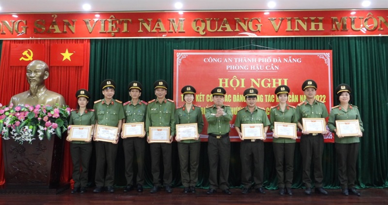 Đại tá Trần Đình Liên trao các danh hiệu thi đua cho cán bộ chiến sĩ Phòng Hậu cần.