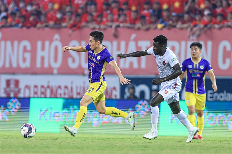 Hà Nội FC (áo sẫm) và Hải Phòng tại V- League 2022.