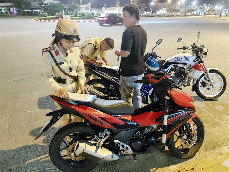 Lực lượng Cảnh sát giao thông tỉnh Quảng Nam kiểm tra, xử lý các phương tiện vi phạm về tải trọng.