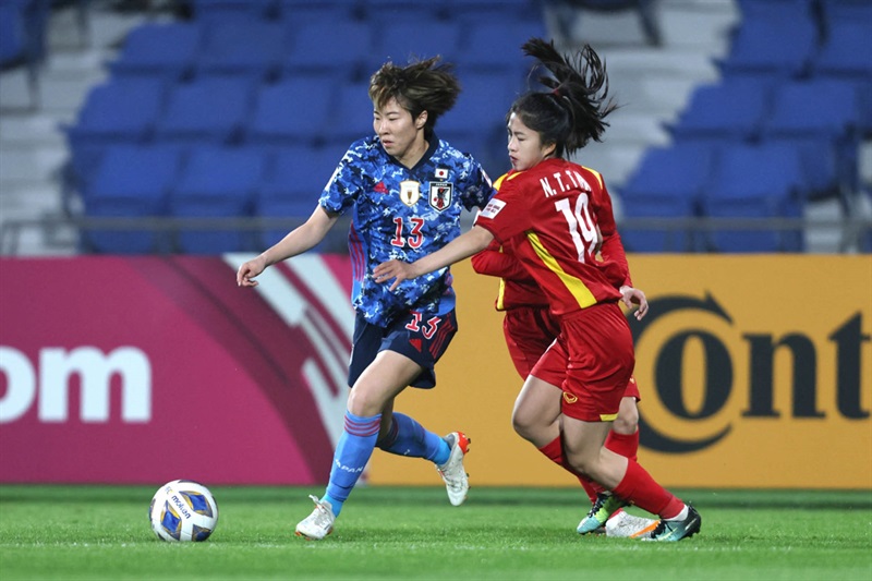 Đội tuyển nữ Việt Nam (phải) lọt vào bảng đấu nhẹ ở vòng loại thứ nhất Olympic 2024.