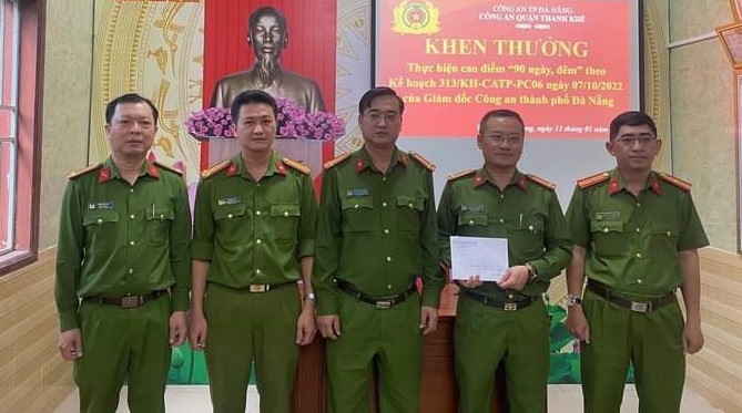 Trung tá Bùi Thanh Tùng, Phó Trưởng CAQ Thanh Khê trao thưởng cho CBCS CAP Thanh Khê Đông