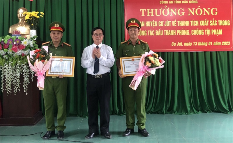 Trung tá Nguyễn Hữu Đức, Phó Giám đốc Công an tỉnh Đắk Nông trao thưởng cho lực lượng Công an huyện Cư Jút