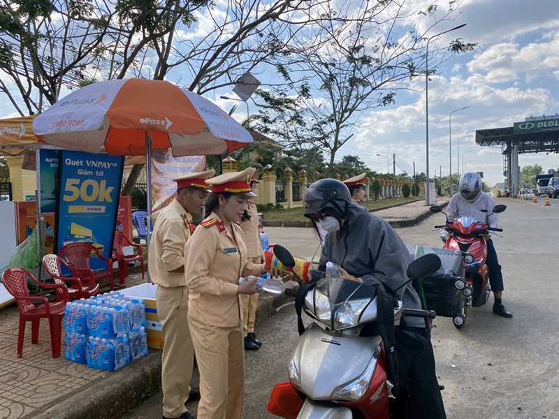 CSGT Công an Đắk Nông đổi mũ bảo hiểm đạt chất lượng cho người dân trên đường về quê ăn Tết