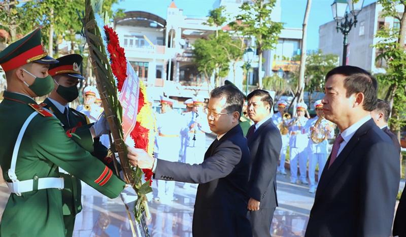 Bí thư Thành ủy Đà Nẵng Nguyễn Văn Quảng đặt vòng hoa và dâng hương tại Đài tưởng niệm Liệt sĩ Hòa Vang.
