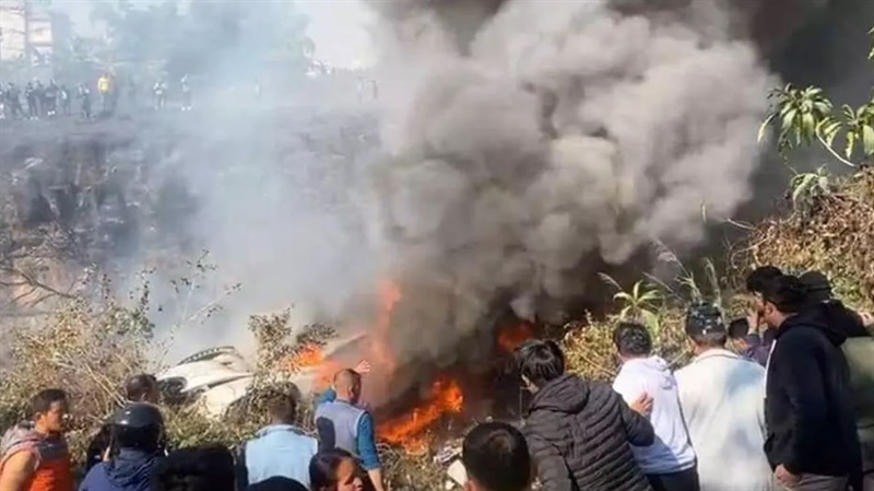 Lực lượng cứu hộ và người dân có mặt tại hiện trường máy bay rơi. Ảnh: ANI