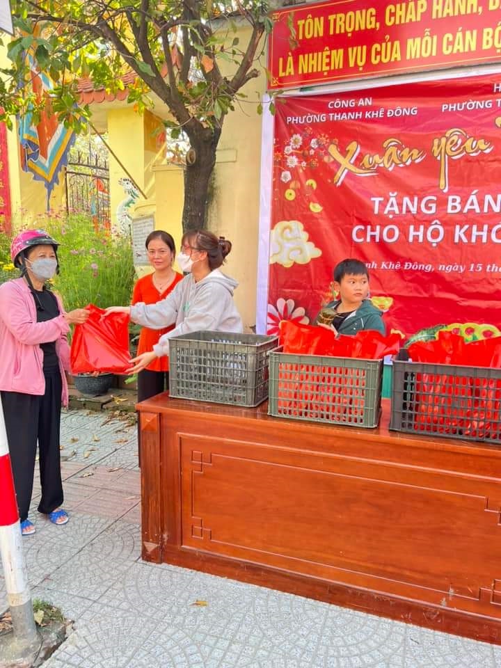CBCS Công an và Hội LHPN phường Thanh Khê Đông chung tay gói bánh tét