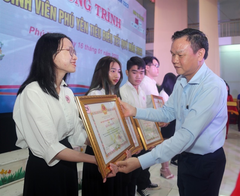 Phó Chủ tịch Ủy ban nhân dân tỉnh Phú Yên Đào Mỹ trao tặng bằng khen cho các sinh viên tiêu biểu (ảnh: TTXVN)