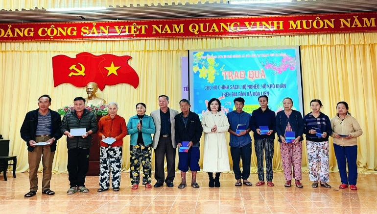 Bà Đinh Thị Kim Ngân-Giám đốc VietinBank Sông Hàn trao tặng quà Tết cho người dân có hoàn cảnh khó khăn và gia đình chính sách tại xã Hòa Liên.