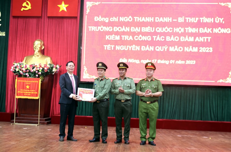 Các đồng chí lãnh đạo tỉnh và đại biểu chụp hình lưu niệm với lãnh đạo, chỉ huy, CBCS Công an Đắk Nông
