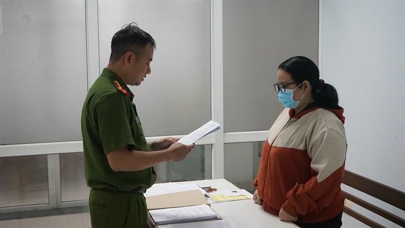 Công an TP Đà Nẵng tống đạt các Quyết định khởi tố vụ án, khởi tố bị can và Lện cấm đi khỏi nơi cư trú đối với Thư.