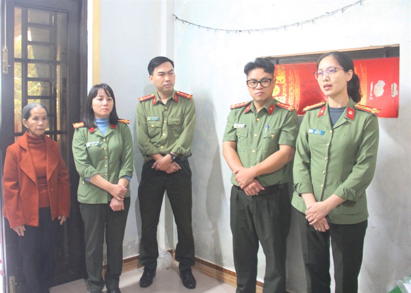 Đoàn công tác của Phòng Hồ sơ nghiệp vụ Công an TP Đà Nẵng thắp hương tri ân liệt sĩ Ngô Kiệt.