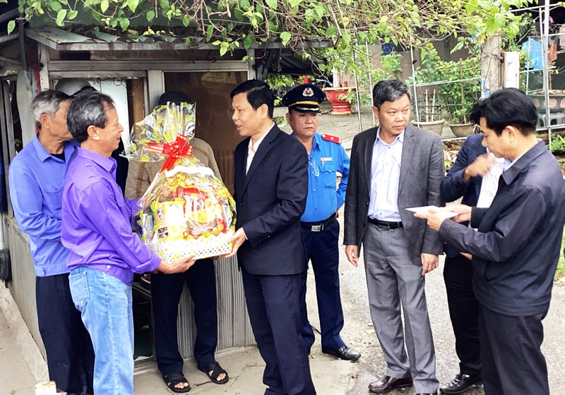 Đại diện lãnh đạo Sở GTVT và Ban ATGT TP Đà Nẵng tặng quà tết cho Tổ cảnh giới tàu hỏa tại Q.Cẩm Lệ.