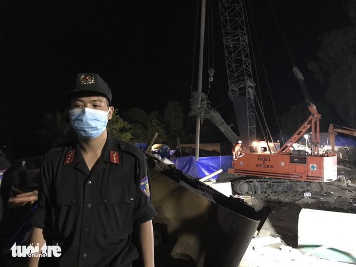 Đội thi công vẫn đang dọn dẹp hiện trường sau khi đưa được thi thể Hạo Nam ra khỏi trụ bê tông - Ảnh: ĐẶNG TUYẾT