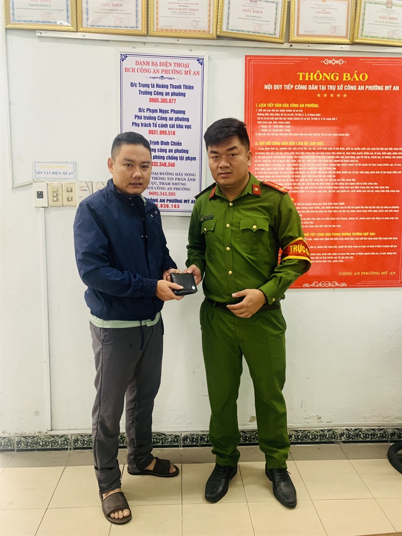Đại diện CAP Mỹ An trao chiếc ví bị đánh mất cho anh Nguyễn Hữu Công