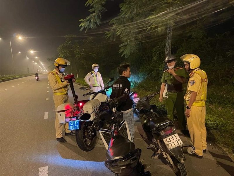 Lực lượng Cảnh sát giao thông- trật tự Công an Hòa Vang tuần tra đêm trong những ngày trước và sau Tết Nguyên đán Quý Mão 2023, nhắc nhở các trường hợp vi phạm về trật tự an toàn giao thông.