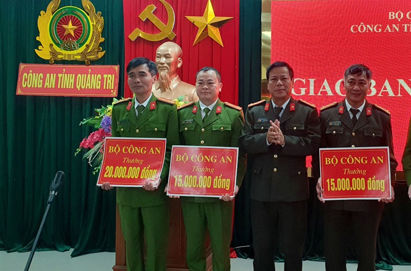 Thừa ủy nhiệm, Đại tá Nguyễn Văn Thanh- Giám đốc Công an tỉnh Quảng Trị chúc mừng và trao thưởng của Bộ Công an đến các đơn vị