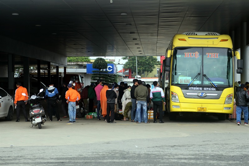 Bến xe Đà Nẵng được đánh giá là văn minh, an toàn. Tuy nhiên việc “điều phối” dịch vụ vận chuyển khách từ bến về nhà vào giờ rạng sáng đang gây phiền hà cho người dân.