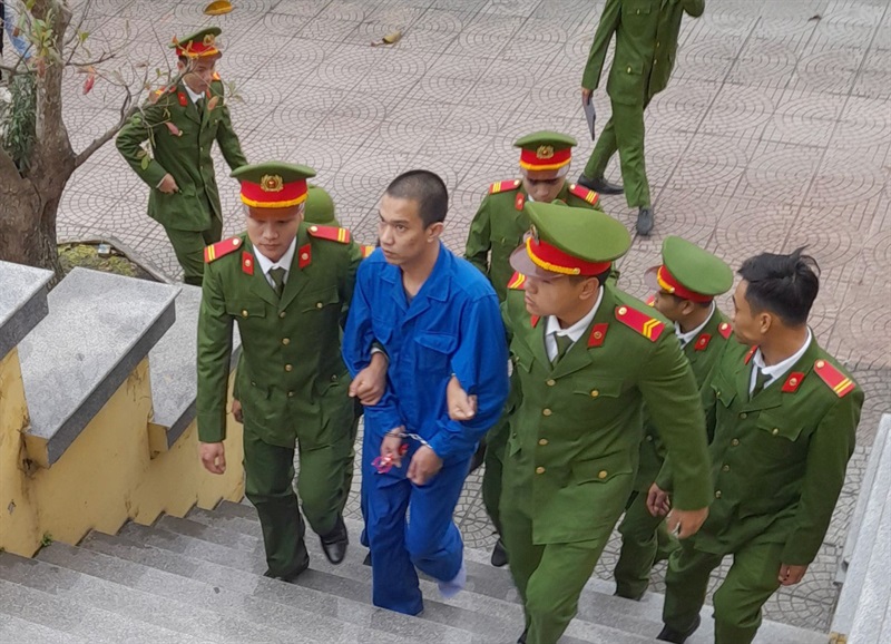 Hai bị cáo Nguyễn Văn Kính và Lê Thế Lĩnh bị dẫn giải đến tòa.