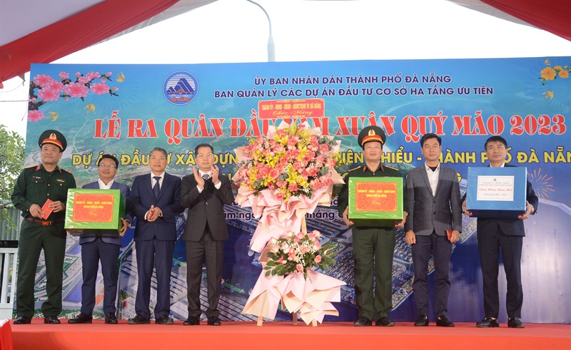 Phó Chủ tịch Thường trực UBND TP Hồ Kỳ Minh lì xì cho công nhân trong ngày ra quân.