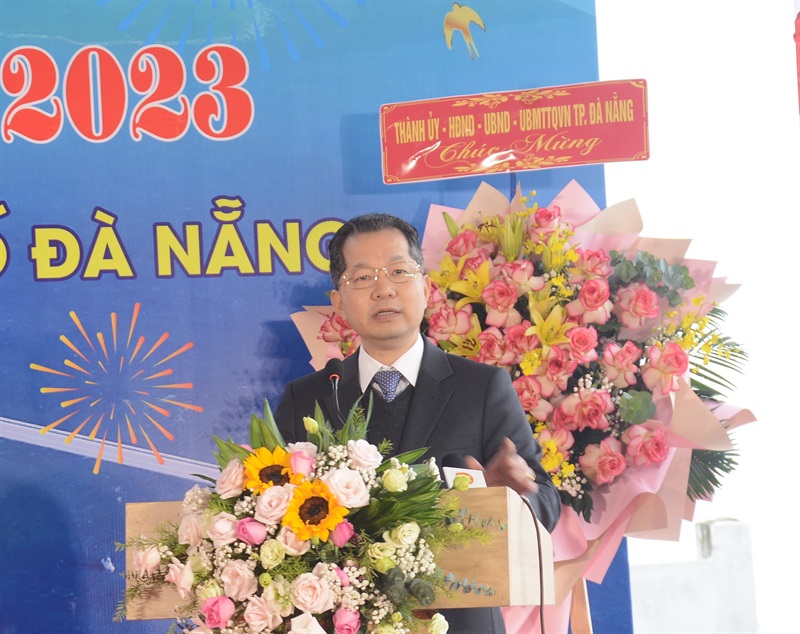 Tập đoàn Mặt trời tặng quà lưu niệm cho Bí thư Thành ủy Nguyễn Văn Quảng