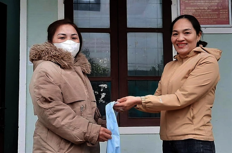 Chị Hương trao lại tài sản nhặt được cho chị Linh.
