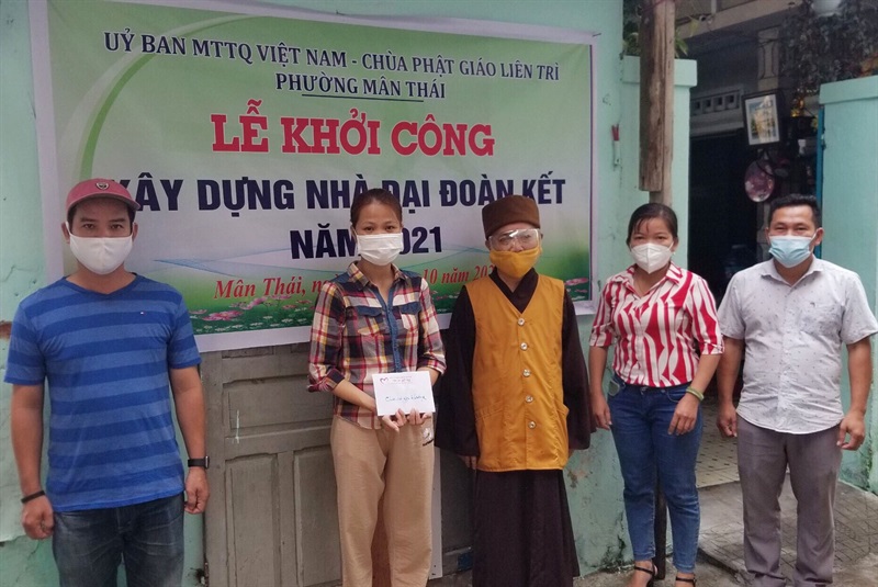 Thầy Thích Thông Quang ân cần thăm hỏi và trao tiền hỗ trợ anh L.V.T (bị bệnh hiểm nghèo) ở phường Mân Thái, quận Sơn Trà.