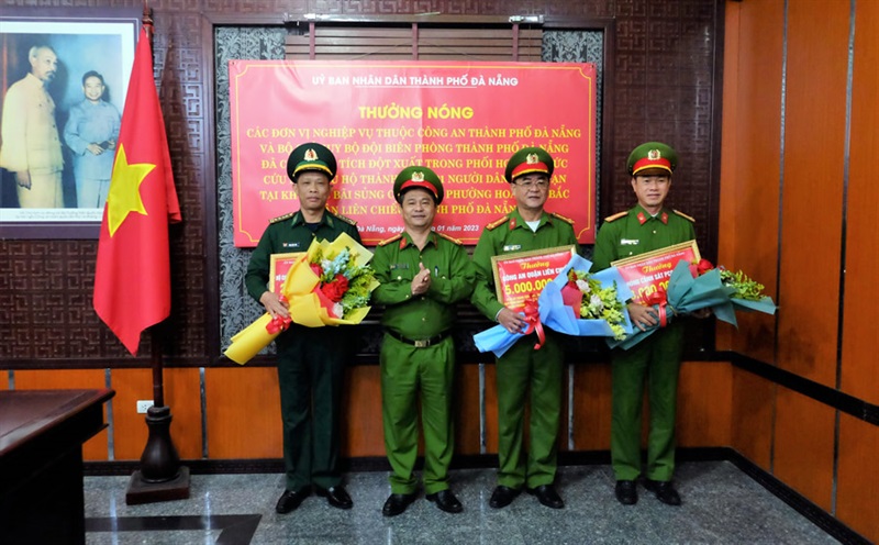 Đại tá Phan Văn Dũng, Phó Giám đốc Công an TP Đà Nẵng trao thưởng cho các lực lượng tham gia cứu hộ cứu nạn.