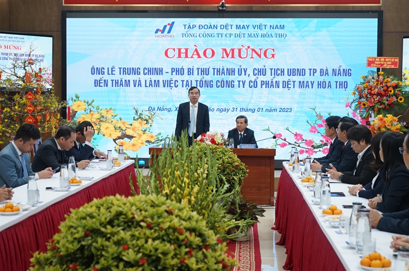 Phó Bí thư Thành uỷ, Chủ tịch UBND thành phố Đà Nẵng Lê Trung Chinh tặng hoa và quà cho đại diện lãnh đạo Tổng công ty CP Dệt may Hòa Thọ