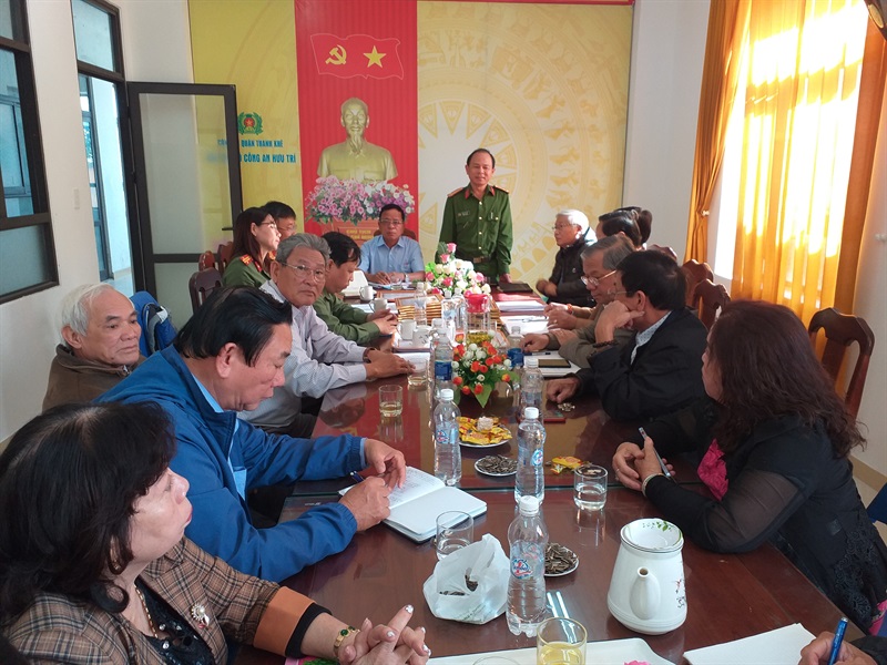 Thượng tá Trần Văn Tám trao Giấy khen của Chủ tịch UBND quận Thanh Khê cho 5 tập thể và 7 cá nhân