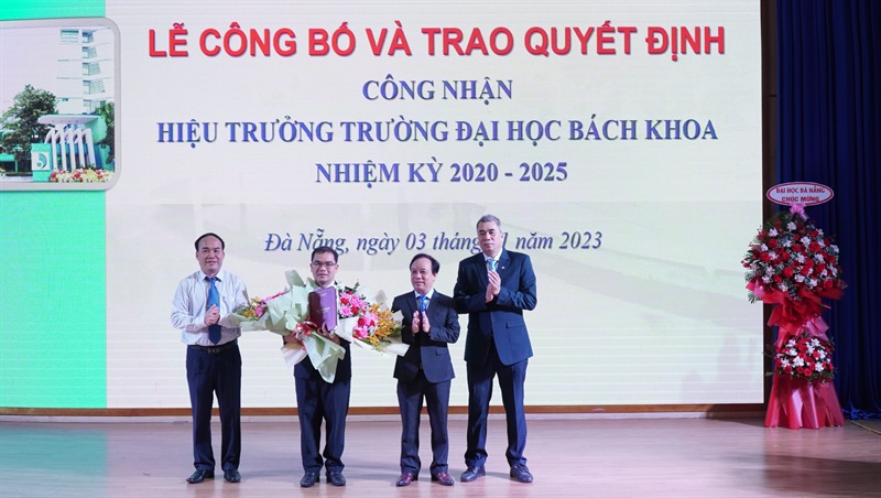 Lãnh đạo ĐH Đà Nẵng trao quyết định Hiệu trưởng Trường ĐH Bách khoa cho PGS.TS Nguyễn Hữu Hiếu.