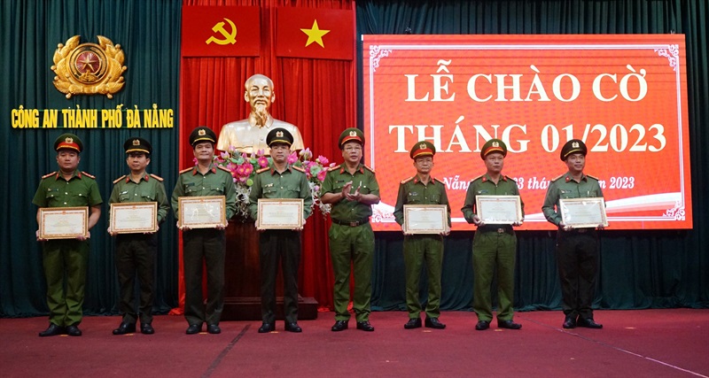 Thượng tá Nguyễn Đại Đồng trao Giấy khen của Công an TP cho các tập thể, cá nhân.